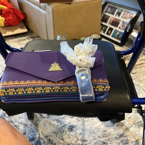 Disney’s loungefly loungefly Aladdin from the princess collection Crossbody bag - Picture 7 of 7